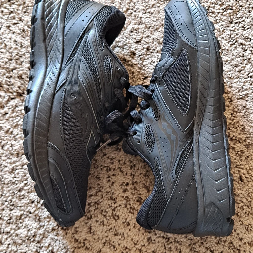 Saucony sleek black